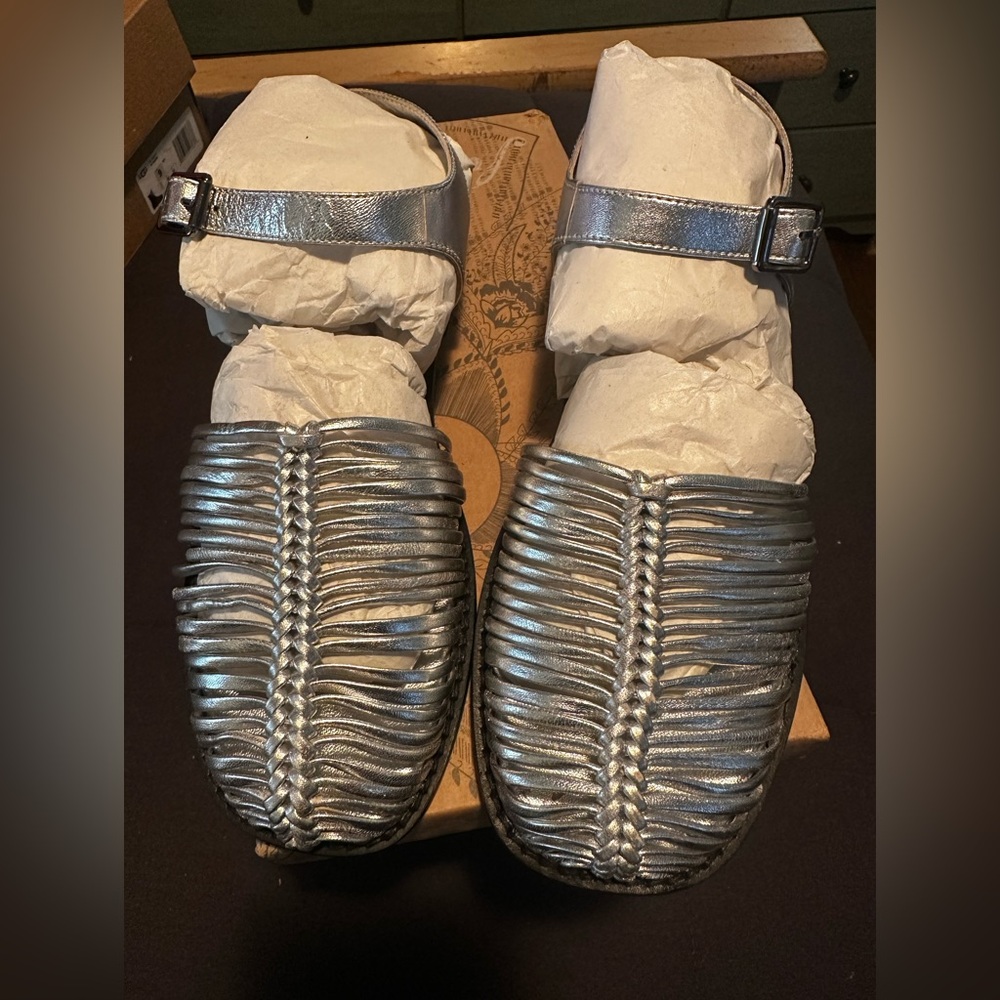 BN Free People Frankie Fisher Flat